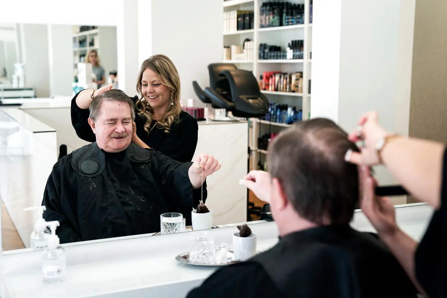 Nadia Hansen klipper Thomas Højlund i Stuhr Frisørsalon.