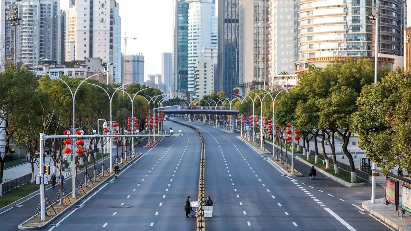 I coronavirusudbruddets epicenter, Wuhan, ligger gaderne næsten øde hen, og produktionen er stort set indstillet i byens fabrikshaller. Det har gjort luften væsentligt renere end normalt for årstiden.