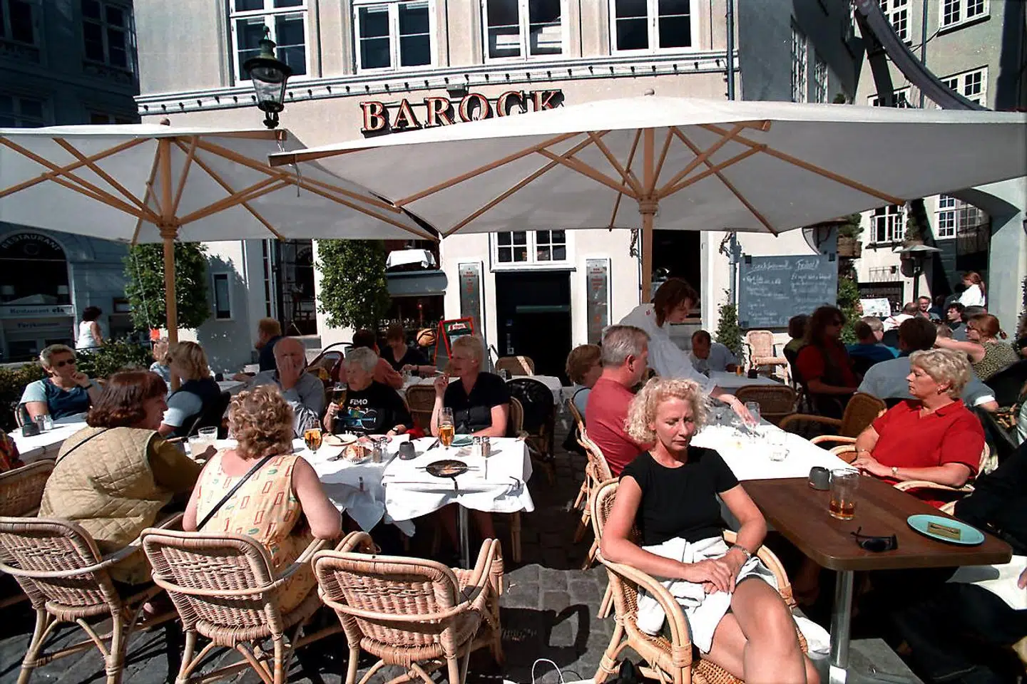 Danskere og turister elsker det udendørs restaurant- og caféliv. SF-forslag skal skabe mere plads.