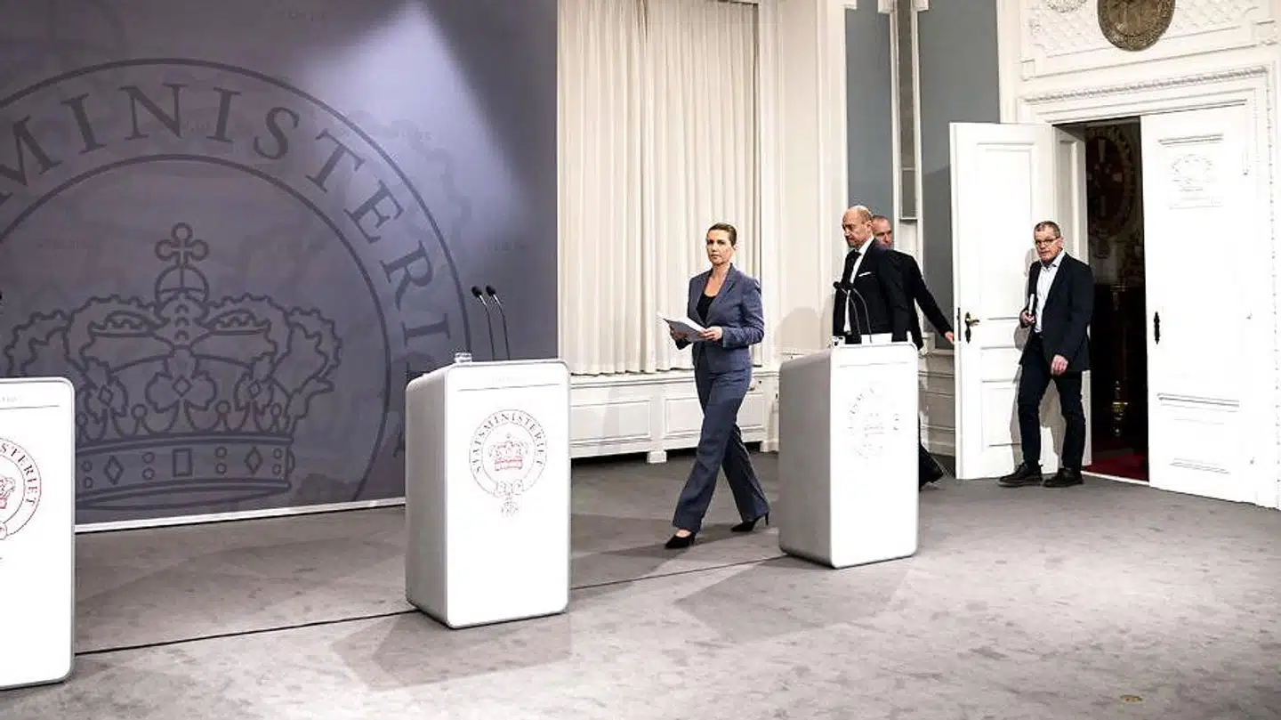 Knap en fjerdedel af befolkningen – 22 procent – mener, at regeringens tiltag er for vidtgående, viser en undersøgelse. Men Michael Bang Petersen fra Aarhus Universitet, der er en af forskerne bag undersøgelsen, fortæller, at dét tal stadig er lavt, for så vidtgående tiltag er nærmest ikke set siden Anden Verdenskrig. Billedet er fra et af den seneste tids mange pressemøder i Statsministeriet.