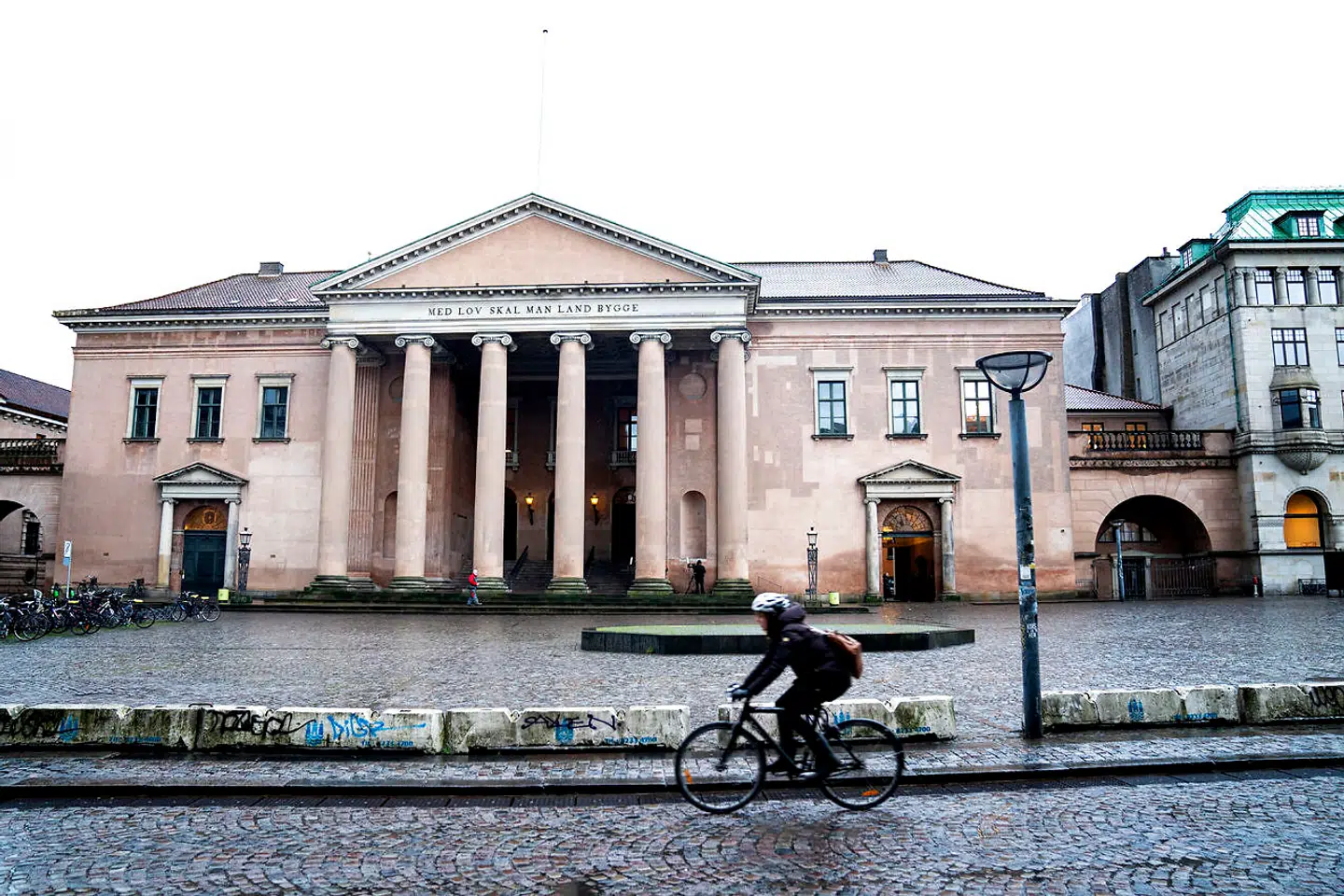 »Det bliver derfor helt afgørende for retsfølelsen og niveauet af retssikkerhed, at vi i den kommende tid, når retterne åbner, ikke bare stiller de afventende sager op i en lang kø med de civile retssager sidst,« skriver Nikolaj Linneballe.