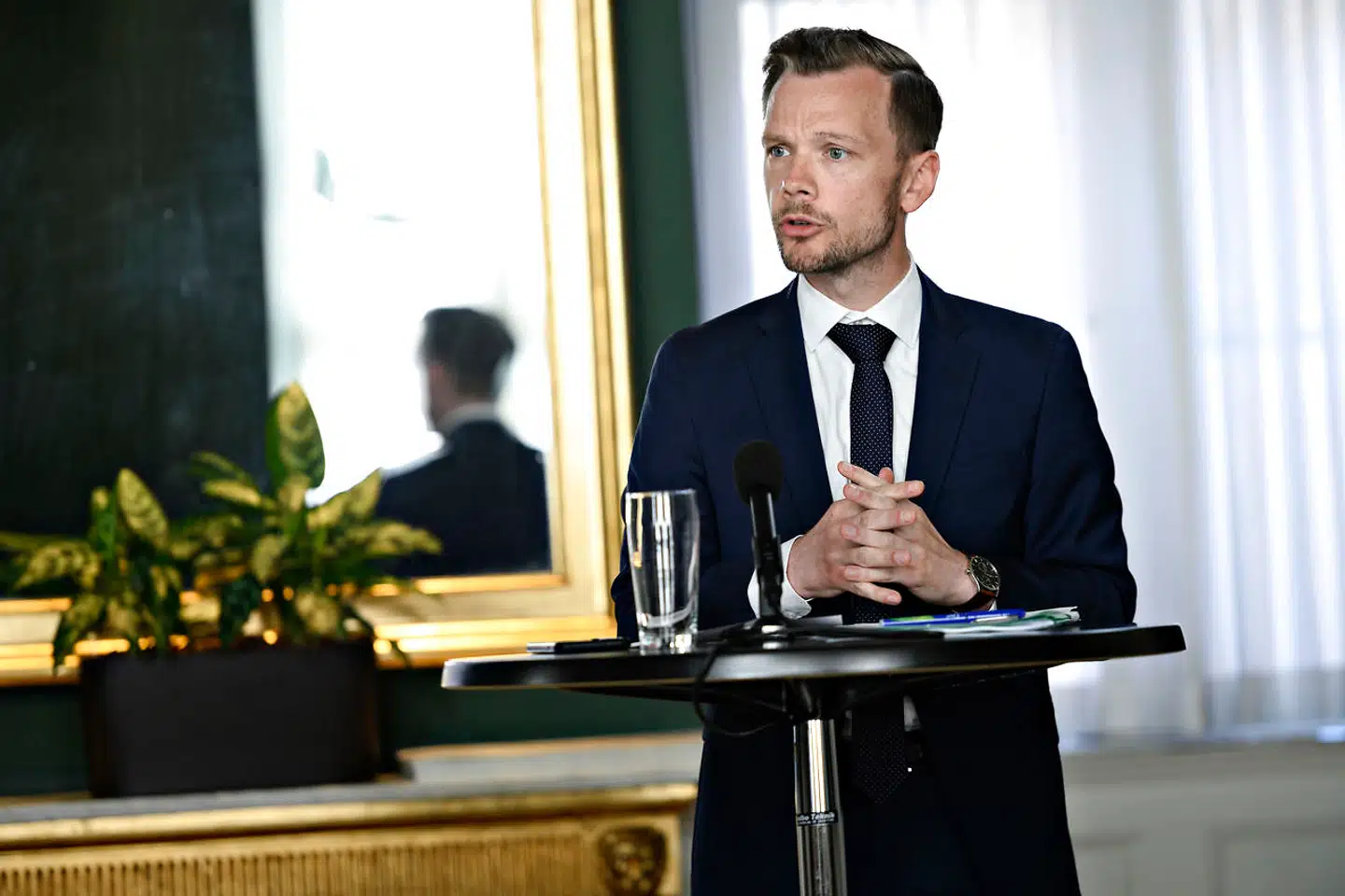 »Det er virkelig stærkt og positivt, at over 150.000 danskere er sendt hjem fra arbejde med fuld løn i en periode, hvor der ellers ikke er arbejde til dem,« siger beskæftigelsesminister Peter Hummelgaard (S). (Arkivfoto)