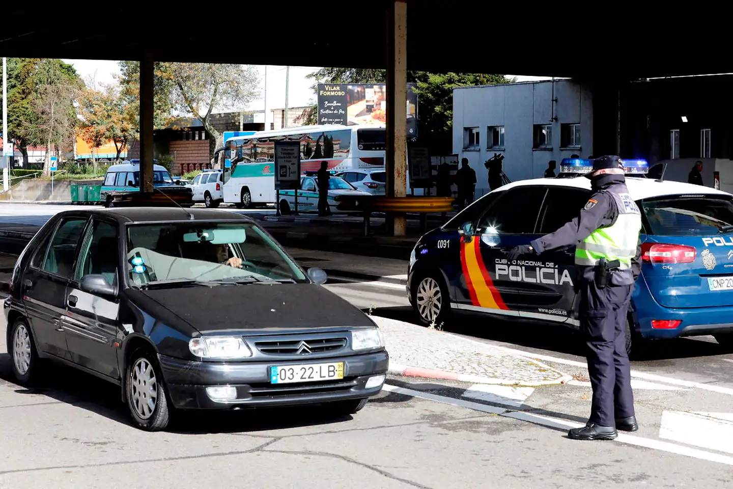 Spanske betjente på arbejde ved grænsen til Portugal. De to lande blev tidligt i forløbet enige om at lukke deres fælles grænse ned under ordnede forhold.