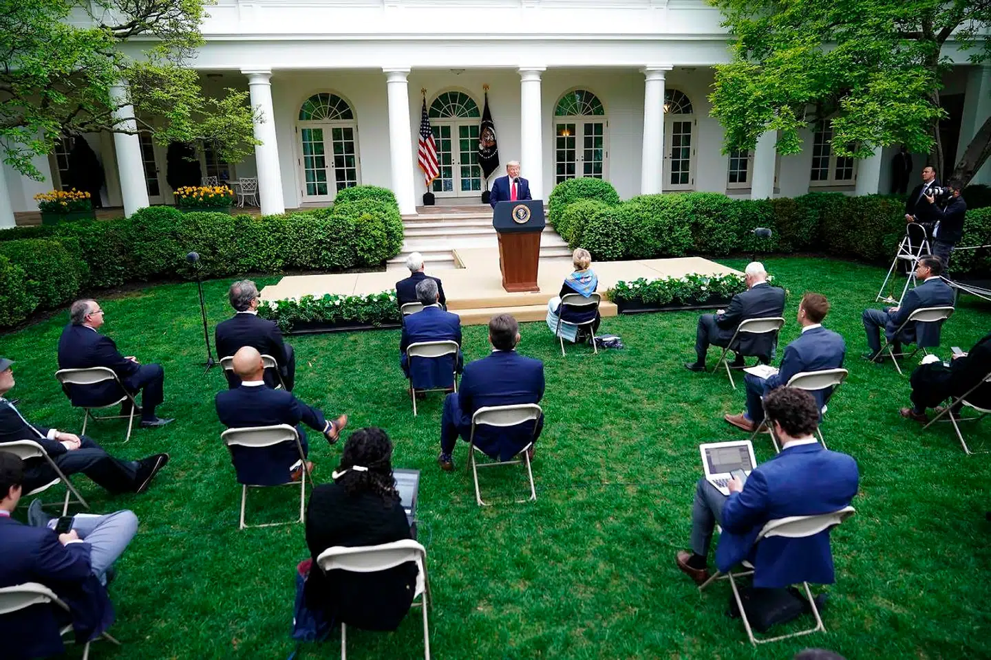 Selv om antallet af pladser til journalister til præsidentens daglige pressebriefinger er reduceret betragteligt for at holde reglerne om at holde social distance - her i Rosenhaven i Det Hvide Hus - er dramaerne og sammenstøddene ikke blevet færre. (Photo by MANDEL NGAN / AFP)