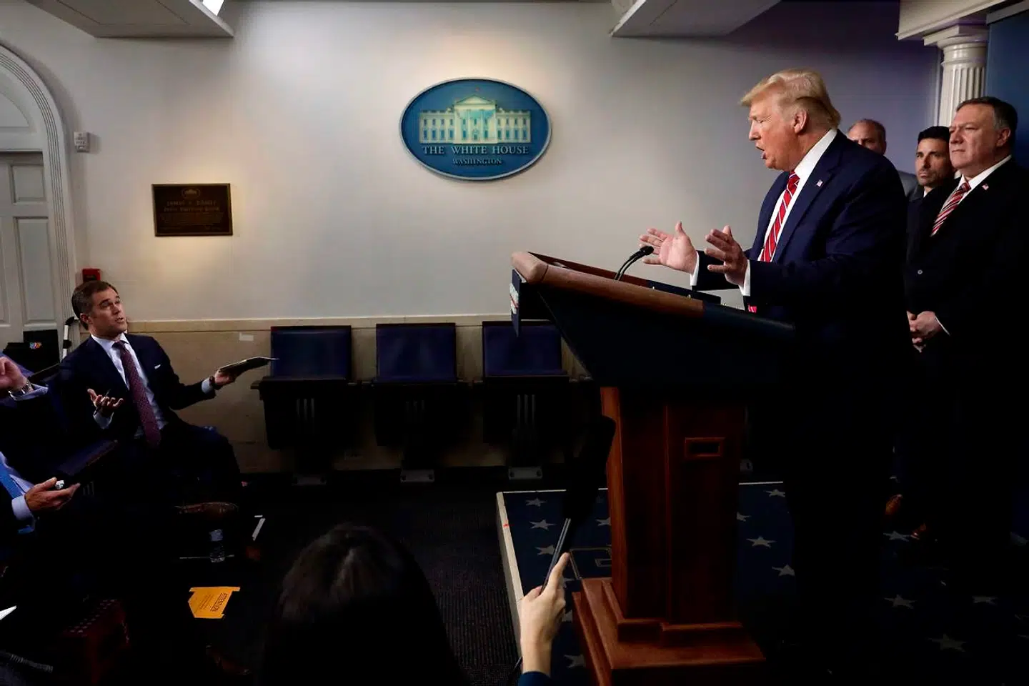 Donald Trump angriber NBCs korrespondent Peter Alexander for at stille et »ækelt spørgsmål«, mens hans uforstående slår ud med armene. Alex Wong/Getty Images/AFP == FOR NEWSPAPERS, INTERNET, TELCOS & TELEVISION USE ONLY ==