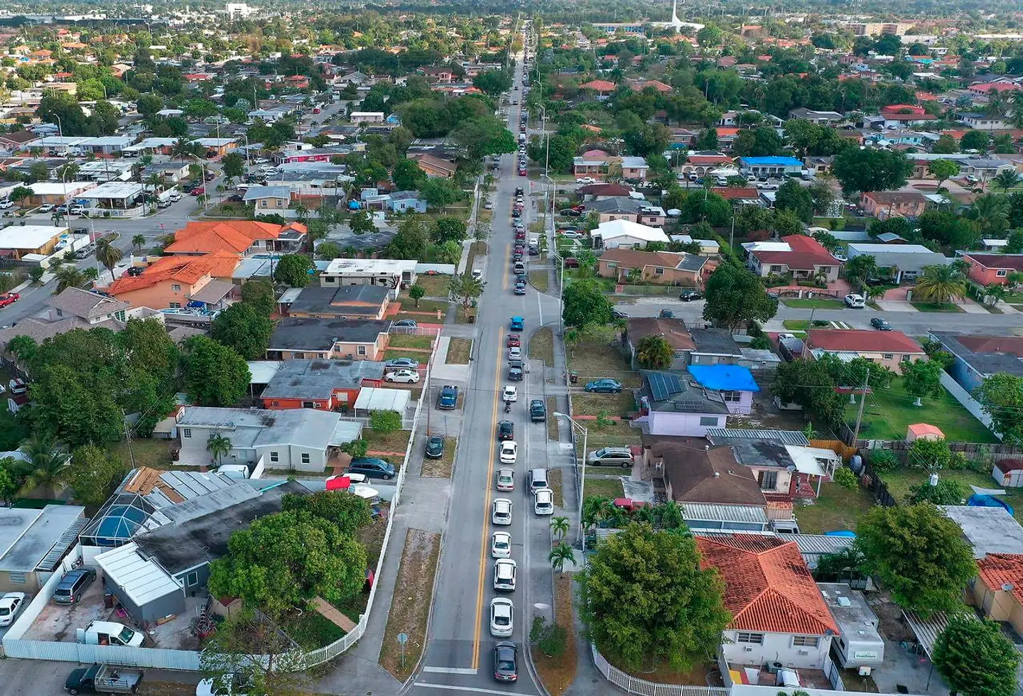 Arbejdsløse holder i kø i Hialeah, Florida, for at komme hen for at søge om understøttelse. 22 millioner amerikanere har søgt om understøttelse på bare fire uger. Dette er helt uden fortilfælde. Joe Raedle/Getty Images/AFP == FOR NEWSPAPERS, INTERNET, TELCOS & TELEVISION USE ONLY ==