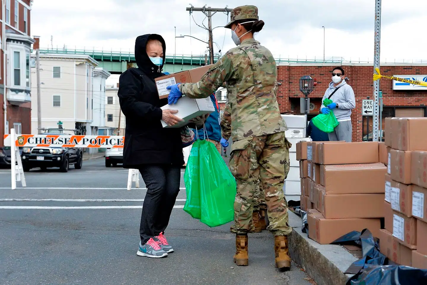 Nationalgarden uddeler hundredvis af kasser med mad til trængende i Chelsea, der er der hårdest ramte område af coronavirus i Massachusetts. Sult er blevet en kæmpe udfordring på grund af pandemien. I USA får 30 millioner børn i forvejen gratis frokost i skolerne, fordi deres familier er så fattige. Det eksploderende antal arbejdsløse har kun sat yderligere fart på problemet med familier, der ikke kan brødføde sig selv. (Photo by Joseph Prezioso / AFP)