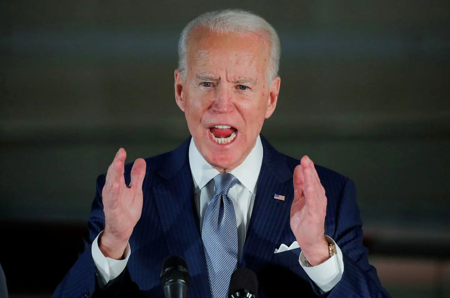 Joe Biden taler om, at når Donald Trump kalder sig selv »krigstidspræsident«, så »skulle han tage at opføre sig som en«. REUTERS/Brendan McDermid/File Photo