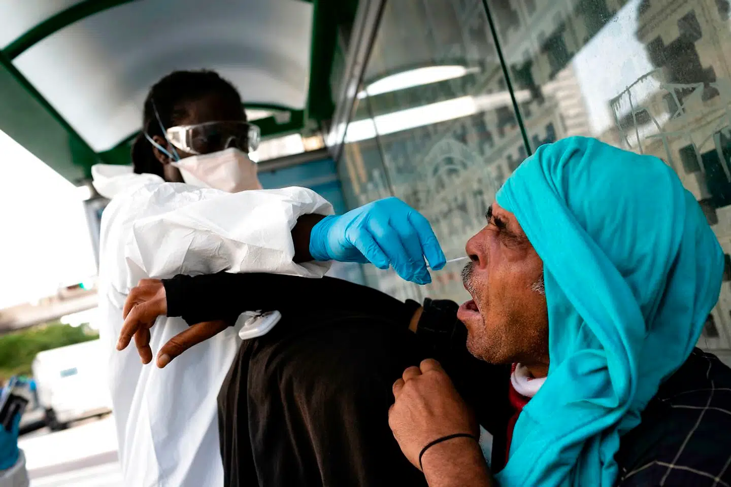 En hjemløs får taget en coronatest i Miami, Florida. USA´s mange hjemløse er en særlig udsat gruppe, da de ofte i forvejen lider af kroniske sygdomme og generelt har et svagt immunforsvar. (Photo by Eva Marie UZCATEGUI / AFP)