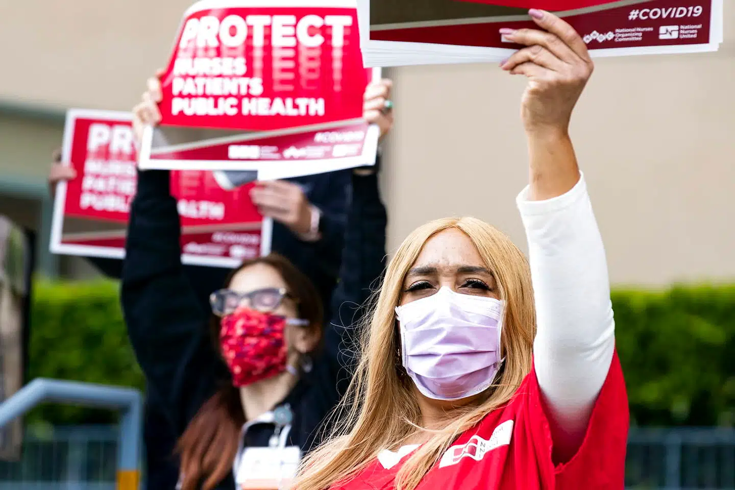 Sygeplejersker protesterer på mangel på værnemidler foran et sygehus i Santa Monica, Californien. Der har i USA været historier om sygeplejesker, der har trukket i platicaffaldsække, fordi der ikke var nok beskyttelsesdrager. EPA/ETIENNE LAURENT