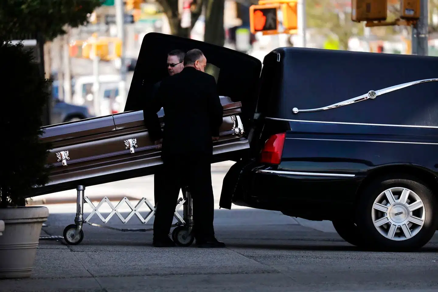 En kiste køres væk uden for en begravelsesforretning i det jødisk ortodokse kvarter Borough Park i Brooklyn, New York, som er hårdt angrebet af coronavirus. Spencer Platt/Getty Images/AFP == FOR NEWSPAPERS, INTERNET, TELCOS & TELEVISION USE ONLY ==