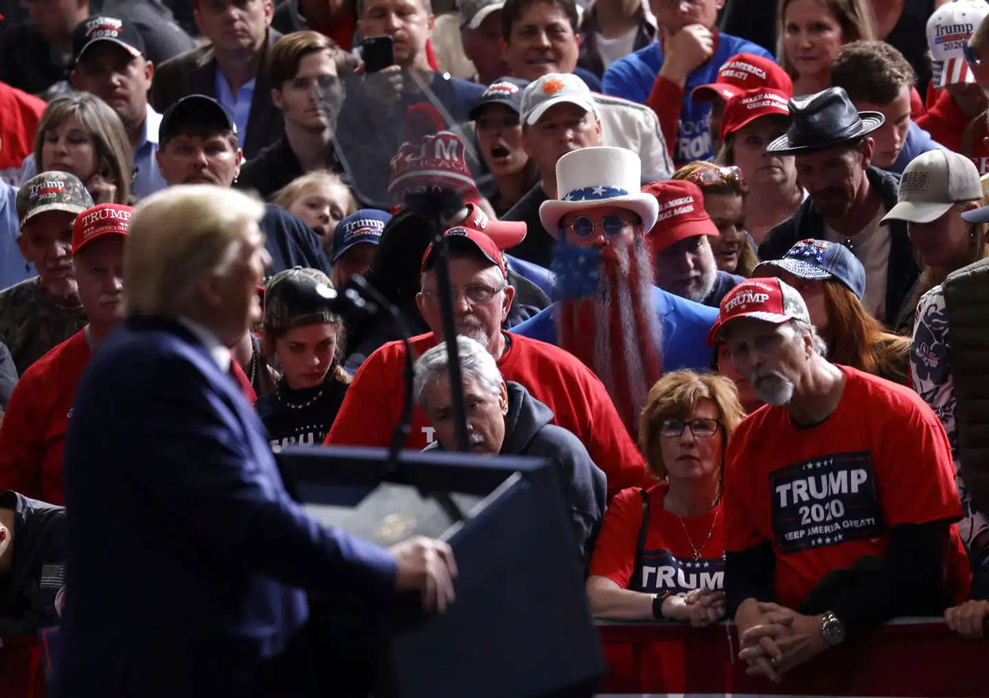 Demokraternes »nye fupnummer« kaldte præsident Donald Trump coronovirusset under et valgstævne i South Carolina den 28 februar. REUTERS/Leah Millis