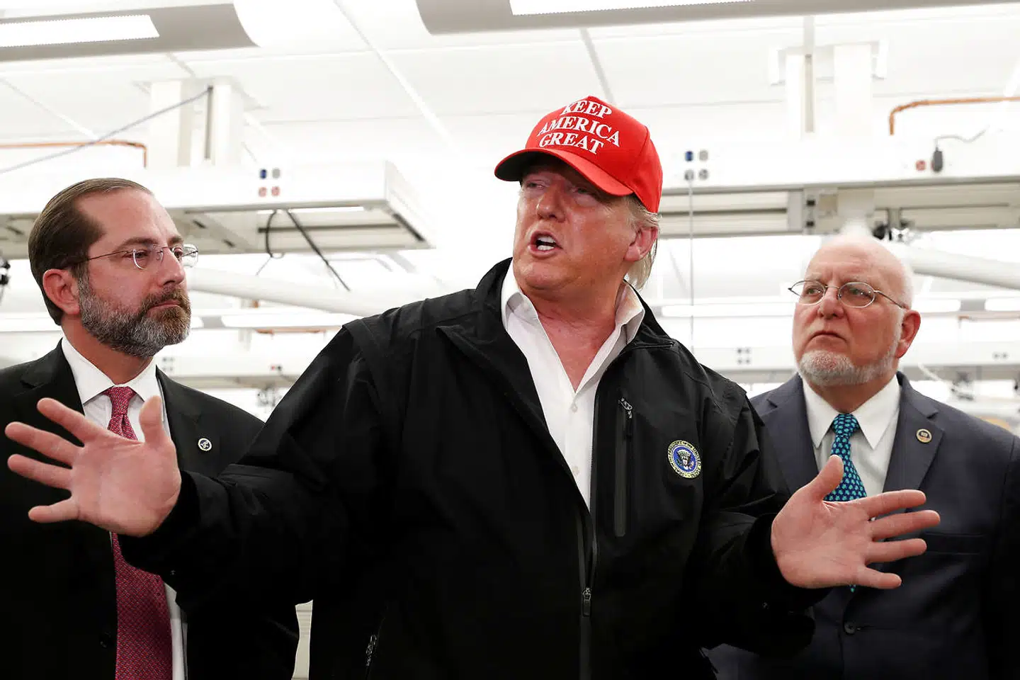 Under rundvisning i Atlanta på centret for sygdomskontrol den 6. marts talte Donald Trump om, hvor godt han forstår sig på epidemier. Til venstre præsidentens sundhedsminister Alex Azar, der personligt advarede Donald Trump midt i januar, og til højre centrets direktør Robert Redfield. REUTERS/Tom Brenner