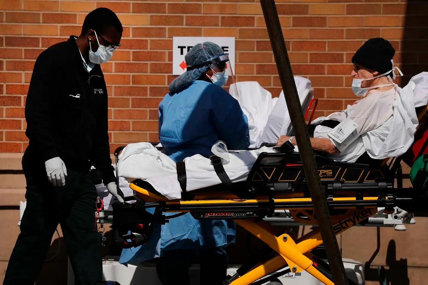 Sygehuspersonale arbejder med mange coronapatienter i et særligt indrettet område uden for Maimonides Medical Center i New York. Spencer Platt/Getty Images/AFP == FOR NEWSPAPERS, INTERNET, TELCOS & TELEVISION USE ONLY ==