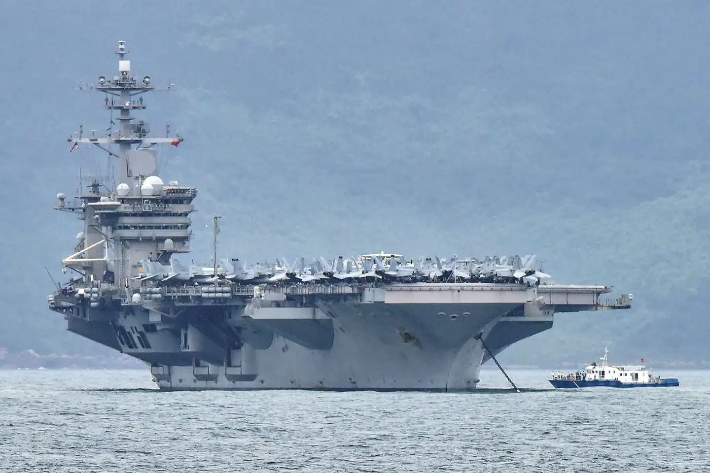 Et stort udbrud af coronasmitte blandt sømændene på det amerikanske hangarskib USS Theodore Roosevelt kan udfordre Donald Trump, eftersom præsidenten »100 procent« støttede fyringen af skibets kaptajn, der advarede om faren. For en uge siden døde en af sømændene. REUTERS/Kham/File Photo