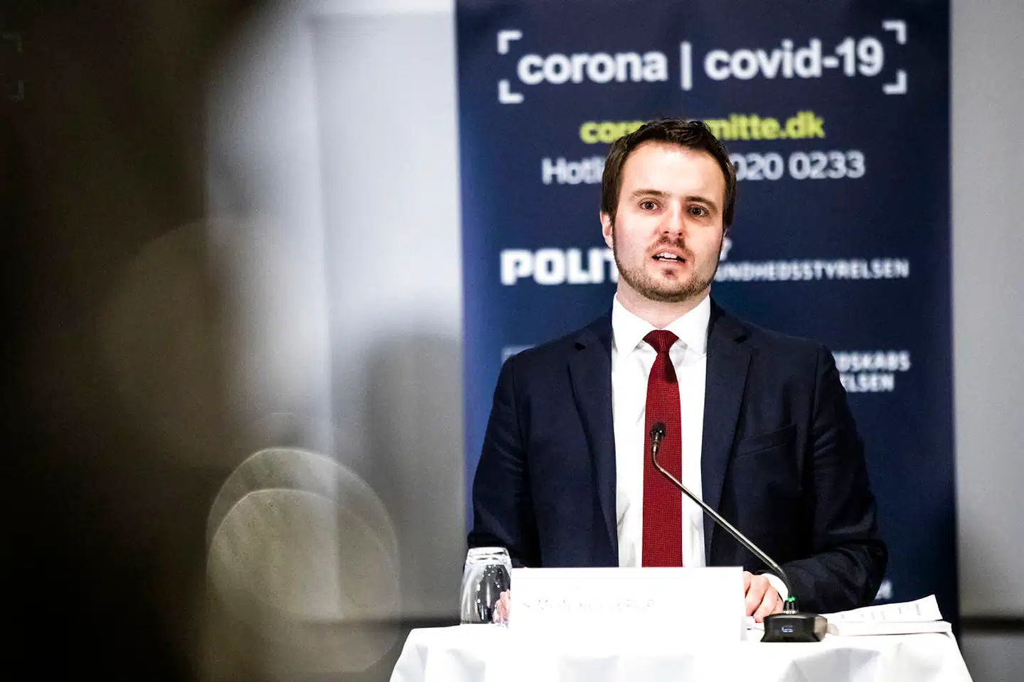 Der vil snart komme en præcis melding om, hvorvidt det vil være muligt at afholde bryllup, runde fødselsdage eller andre store fester henover sommeren, fortæller erhvervsminister Simon Kollerup (S).