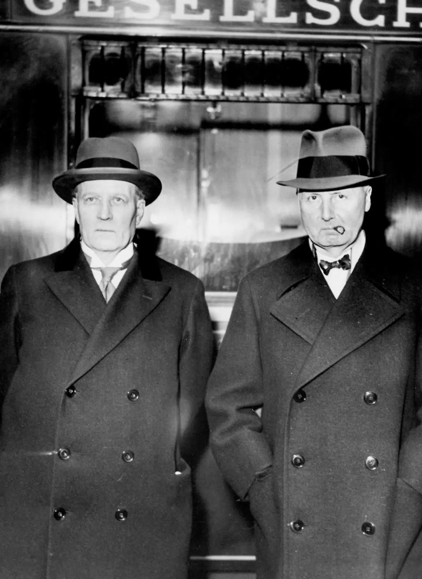 Afgående udenrigsminister Peter Munch (t.v.) og kommende udenrigsminister Erik Scavenius i juni 1940. Det var Peter Munch, der førte udenrigspolitikken op til tyskernes invasion. Hans tyskvenlige kurs gjorde, at han ignorerede adskillige advarsler – han havde brugt Scavenius som rådgiver, og som udenrigsminister videreførte Scavenius Munchs tyskvenlige kurs.