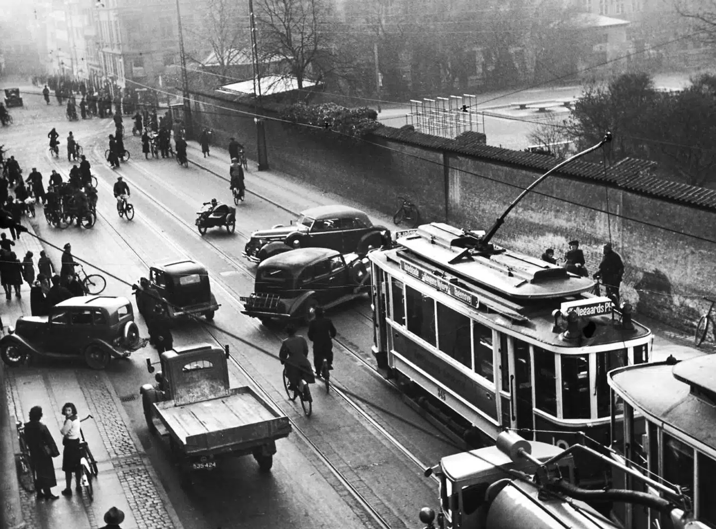 Sølvgade i København blev 9. april 1940 spærret med tilfældige biler, så det tyske militær kunne kontrollere den indgående trafik.