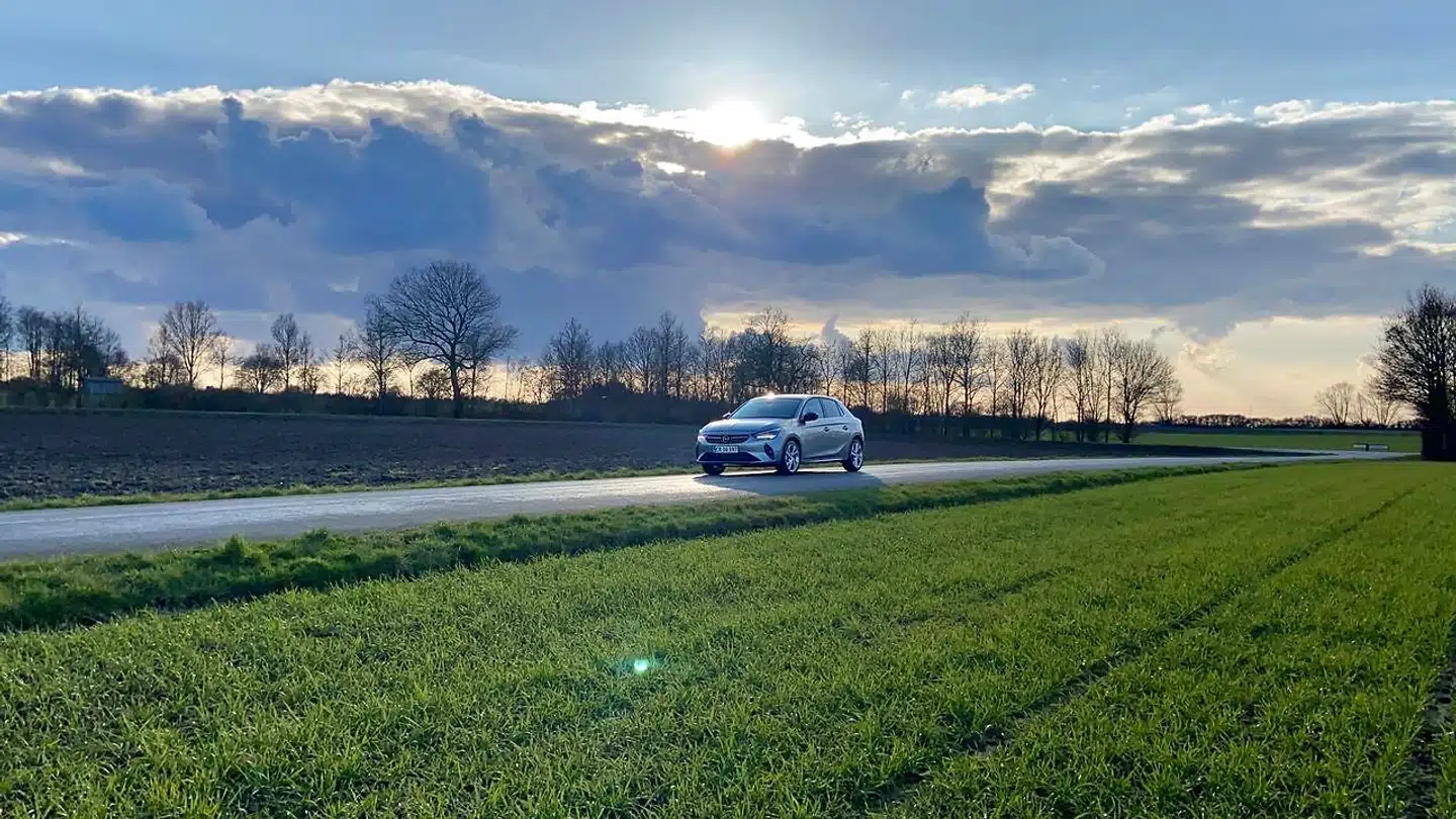 Umiddelbart er 100 hk-turbobenzinversionen af den nye Opel Corsa modellen, du skal vælge, men efter 450 testkilometer i den 75 hk-benzinversion, viser den sig fuldt ud opgaven voksen.
