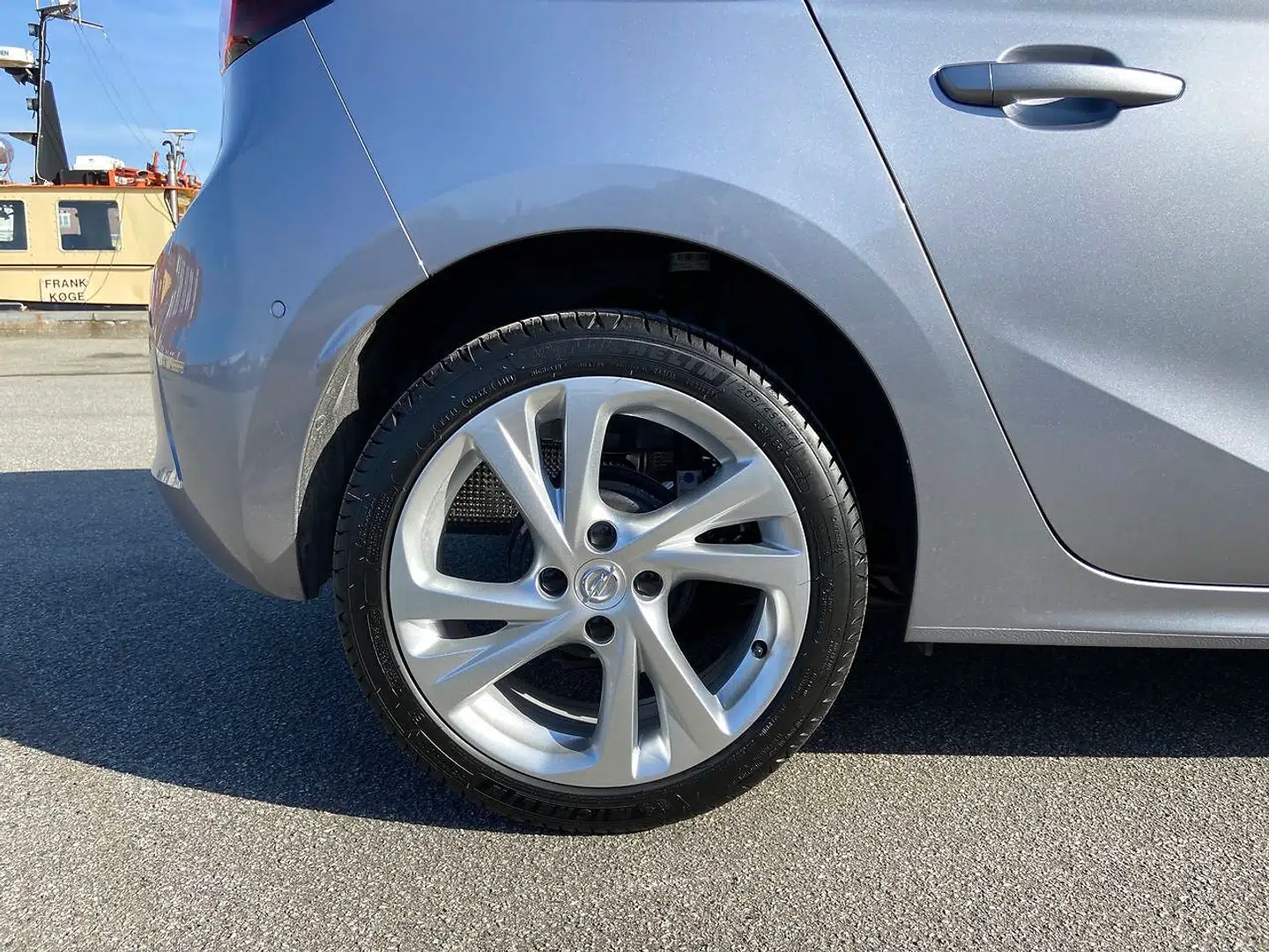 Opel Corsa har i basisversionen tromlebremser, og de gør det fint i den lille 75 hk-version.