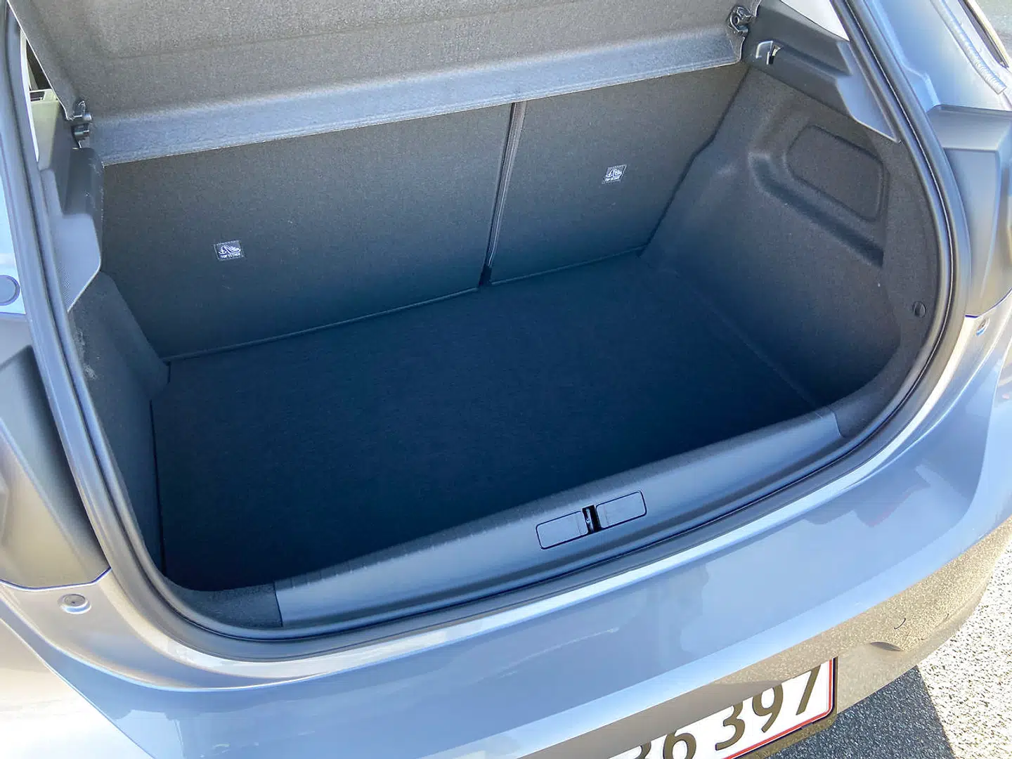 Bagagerummet er på 309 liter, og bagsædepladsen er heller ikke klasseledende. Men Corsa spiller oftest rollen som familiens bil nummer to eller ejes af enlige, og så er plads bagi ikke primære konkurrenceparamtre.