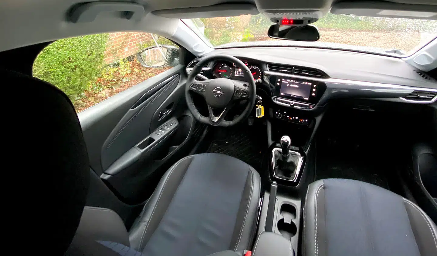 Kabinen er elegant, konservativ og mere funktionelt velfungerende end i Opel Corsas søstermodel Peugeot 208, hvor brugerfladen lider under et minimalistisk design. I Corsa står funktion over form.