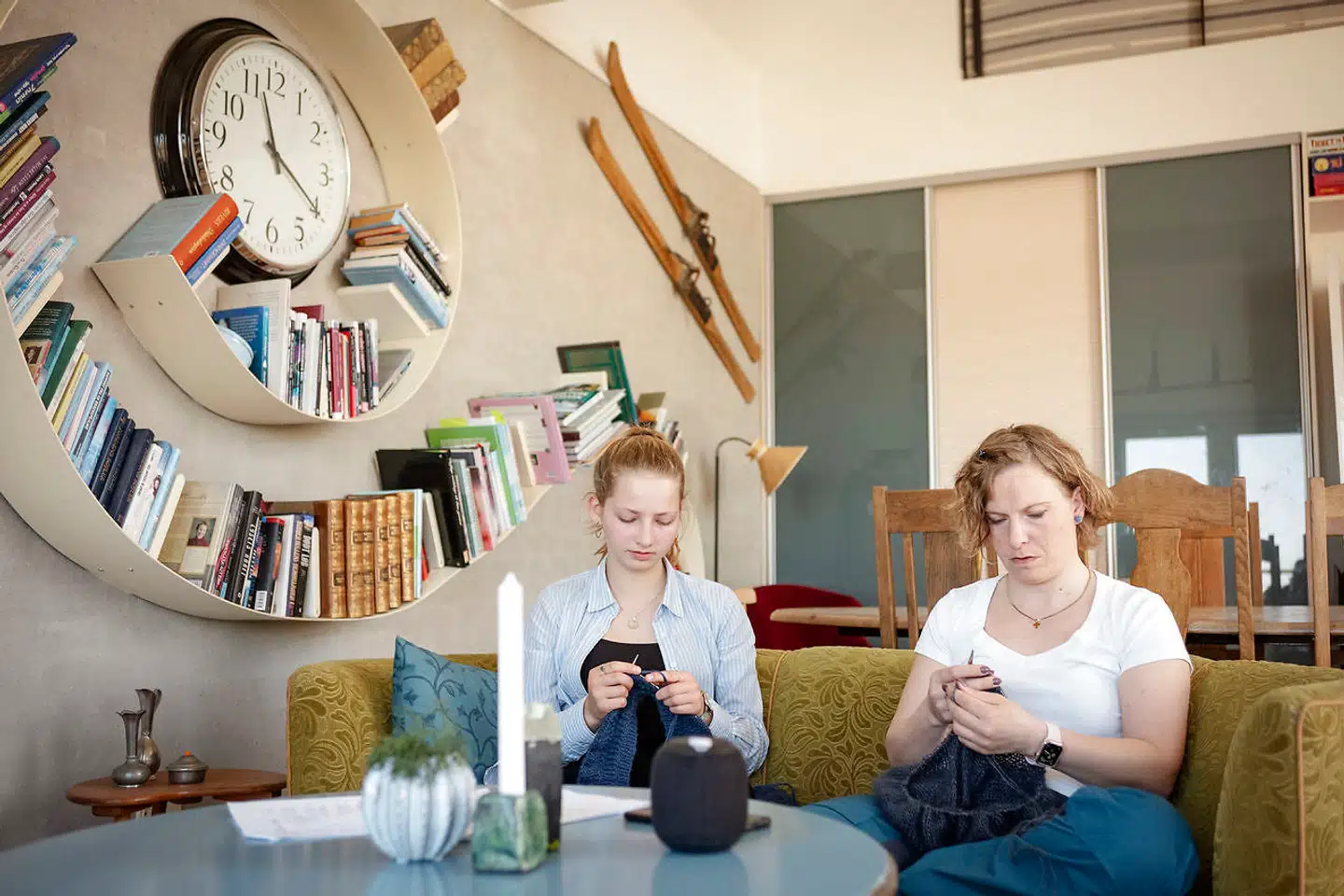 Mange tyer til strikketøjet for ro og en følelse af produktivitet. I Aalborg begyndte 15-årige Amalie Sandvad at strikke for tre uger siden, efter at hun lærte sig selv det på YouTube. Nu strikker hun sammen med sin mor, Dina, næsten hver dag.