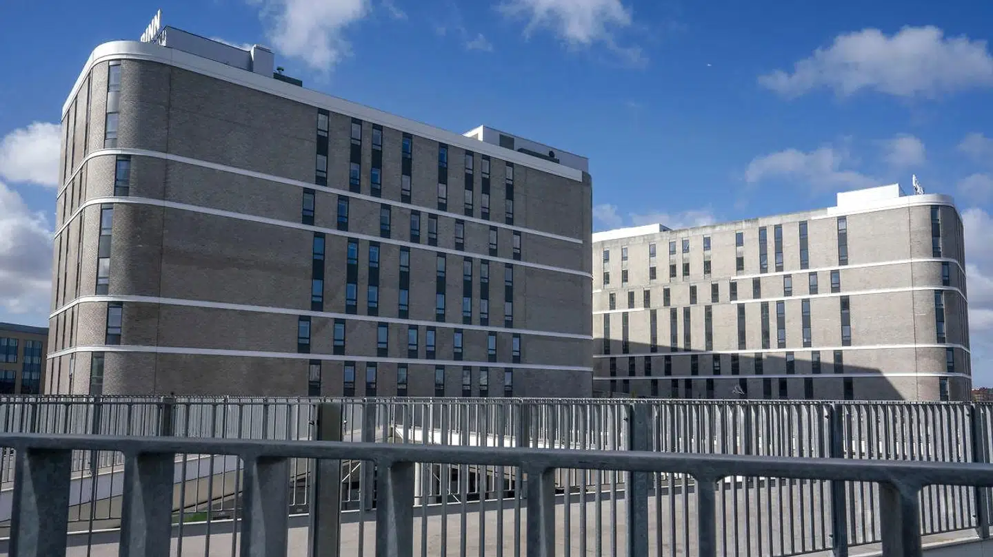 Der er ikke meget at grine af, når man ser den triste og afvisende facade på det nye hotel Cabinn Copenhagen.