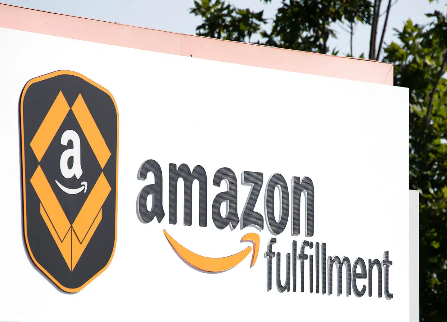 Amazon har tidligere brugt traditionelle pandetermometre for at tjekke de ansatte for feber. Nu er termiske kameraer, som er både hurtigere og kræver mindre nærkontakt, sat op i mindst seks af virksomhedens lagerbygninger.