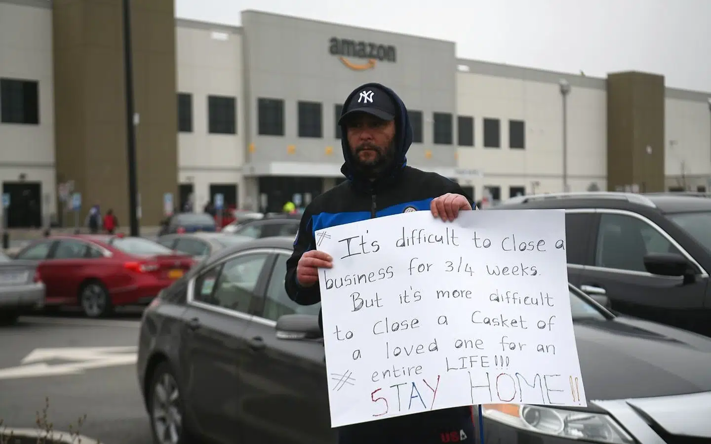 Amazons lagermedarbejdere i USA har tidligere protesteret over, at virksomheden – på trods af flere smittetilfælde – ikke har lukket sine lagerhuse og sikret medarbejdernes sikkerhed.
