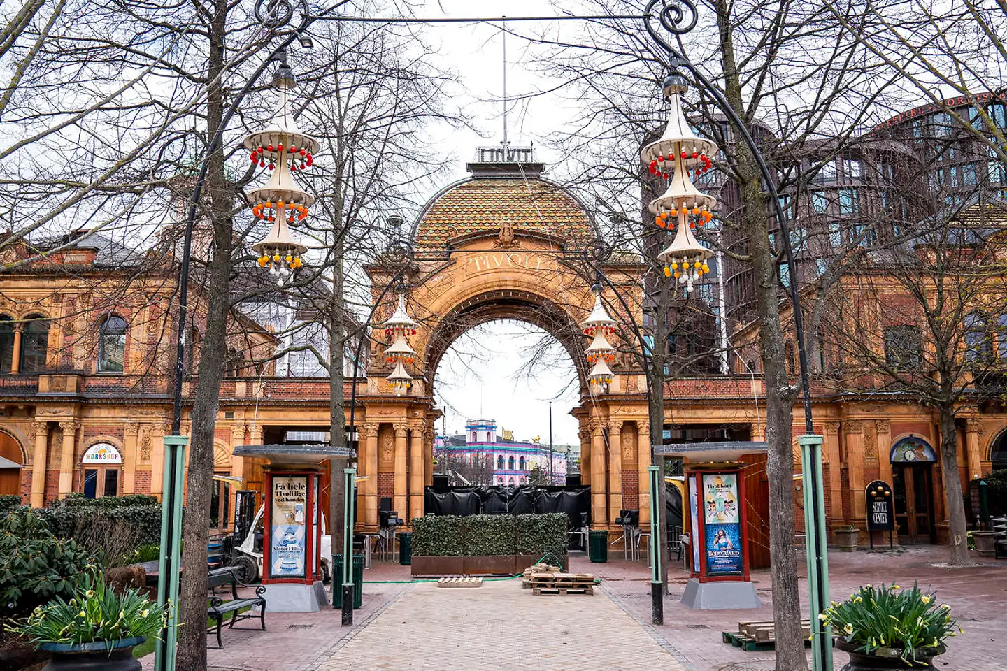 Stort set alle dagtilbud og skoler i Københavns Kommune åbner mandag, men der er langtfra plads til alle. Alternative metoder må tages i brug, og Tivoli slår derfor dørene op for en særlig gruppe børn. Også Parken ventes fra mandag at danne ramme om børnenes dagligdag.