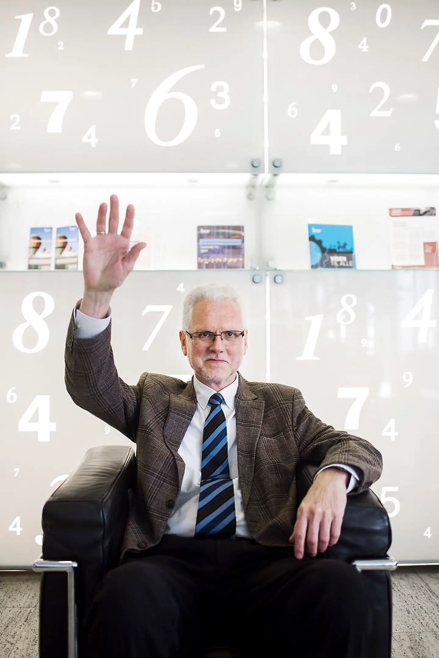 Rigsstatistiker Jørgen Elmeskov rækker hånden op. Man kan håbe, at statsministeren ringer for at få hans hjælp til at løse coronakrisen.