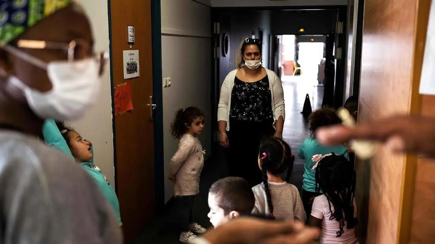 Børn af politifolk eller sundhedspersonale i franske Toulouse bliver mødt af medarbejdere med mundbind, hvis deres forældre har behov for at få dem passet, mens de er på arbejde.