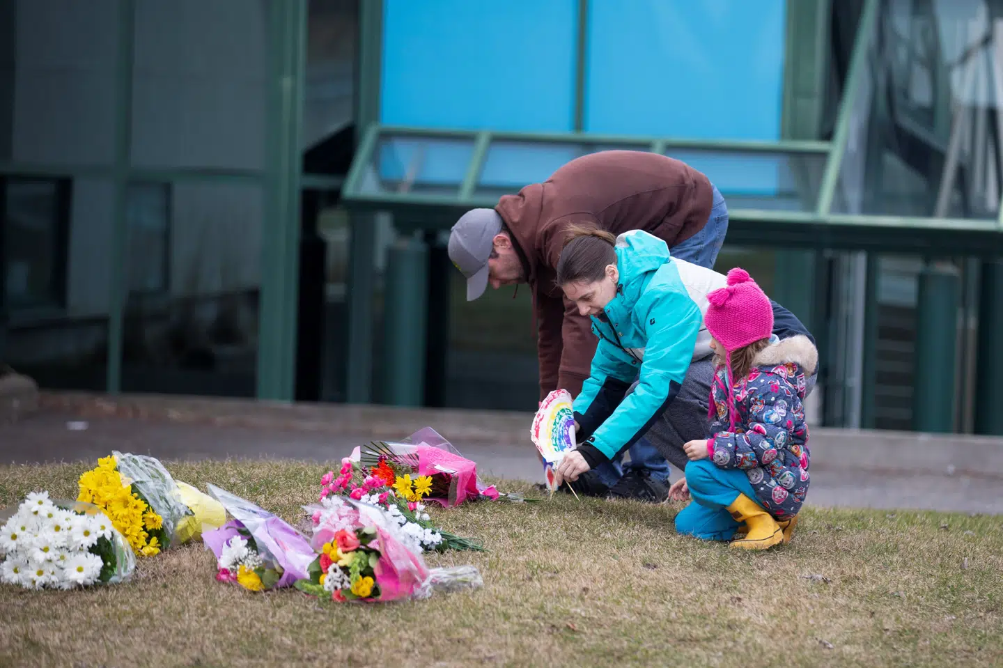 Pårørende lægger blomster foran plejehjemmet Residence Herron, hvor mange ældre er døde under udbruddet af coronavirus. Christinne Muschi/Reuters