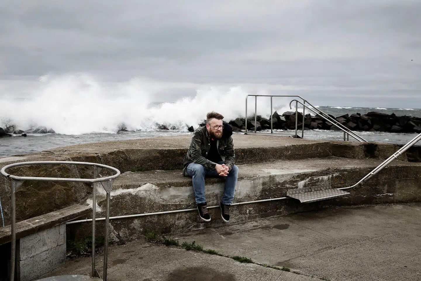 »Kultur og kunst er vel kendetegnet ved at komme fra »rum«, hvor der er frihed til at skabe blot for at skabe. Rammerne for dem, der lever sådan, kan forbedres, men det må jo ikke ske på bekostning af lige præcis det: friheden til at skabe,« siger forfatter Dennis Gade Kofod som reaktion på en idé om at samle hele kulturlivet i en samlet organisation