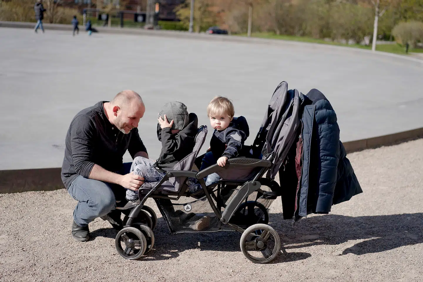 Jens Vesti arbejder til daglig som systemudvikler, og det er svært at få hverdagen til at gå op, når børnene også skal passes. Hans kæreste er nu i jobrotation, så det vil mindske presset hver anden uge, hvor hun ikke arbejder. Parret valgte ikke at gøre opmærksom på deres pasningsbehov, for der er ifølge dem selv andre forældre, »der er hårdere ramt end os«.