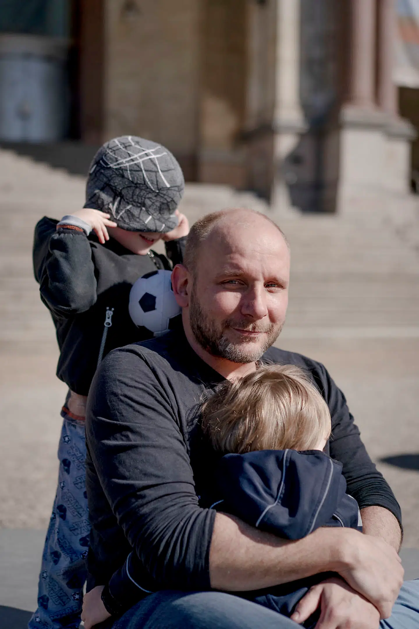 Jens Vesti og hans kæreste har skiftedes til at være den, der tog sig af børnene, mens den anden forsøgte at arbejde. De sene nattetimer har flere gange været taget i brug, og han begynder for alvor nu at kunne mærke frustrationen over følelsen af ikke at slå til som far, partner og arbejdskraft.