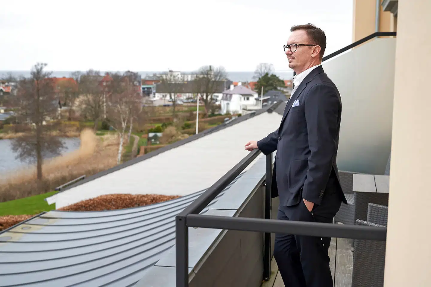 Kasper Heebøll Harboe er forpagter af Hotel Bretagne i Hornbæk. Hans virksomhed kommer under større og større pres, jo længere tid landet er lukket ned. Der plejer at blive afholdt konferencer dagligt i hotellets lokaler, men alt aflyses, ligesom private gæster melder fra og ombooker i stor stil.