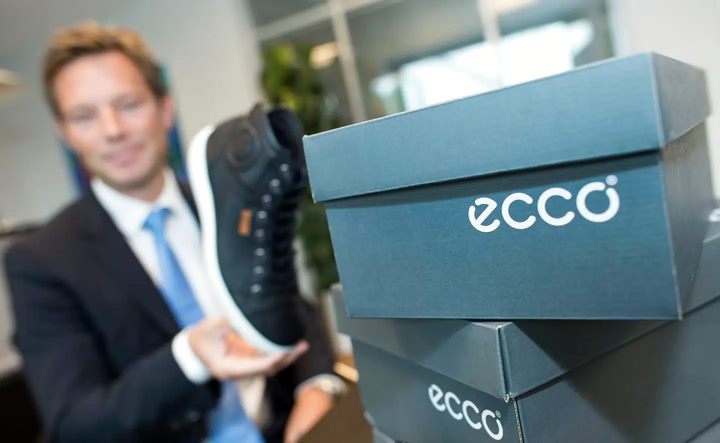 Eccos topchef, Steen Borgholm, har sikret skokoncernen en kæmpestor kassekredit, mens hans rider coronastormen af.