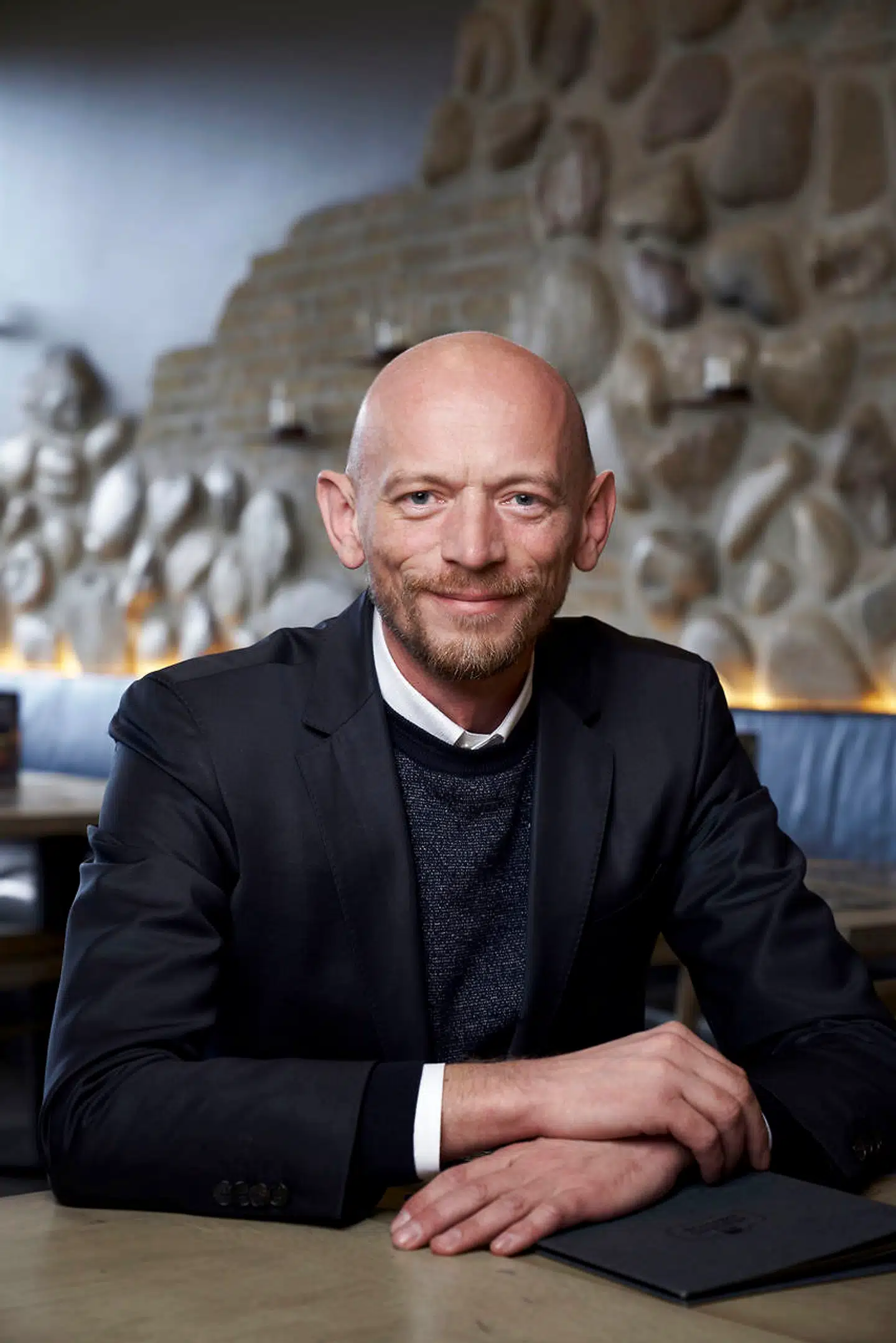 Chefen for Jensens Bøfhus, Anders Nikolaisen, er i konflikt med 3F, og derfor er døren lukket for lønkompensation.