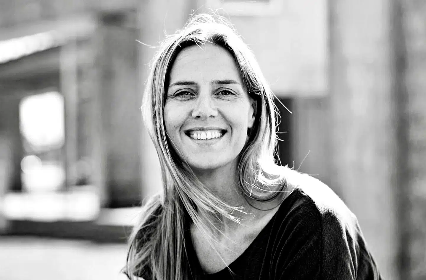 »Vi skal jo være de unges radio og netop nu sidder mange af dem og er alene og i tvivl. Hvad skal der ske med deres uddannelse, hvad skal der ske med deres venner? Vi skal være den ven, de kan opsøge for at afløb for deres tanker og frustrationer,« siger Ann Lykke Davidsen, der er direktør på LOUD, der begynder at sende i nat.