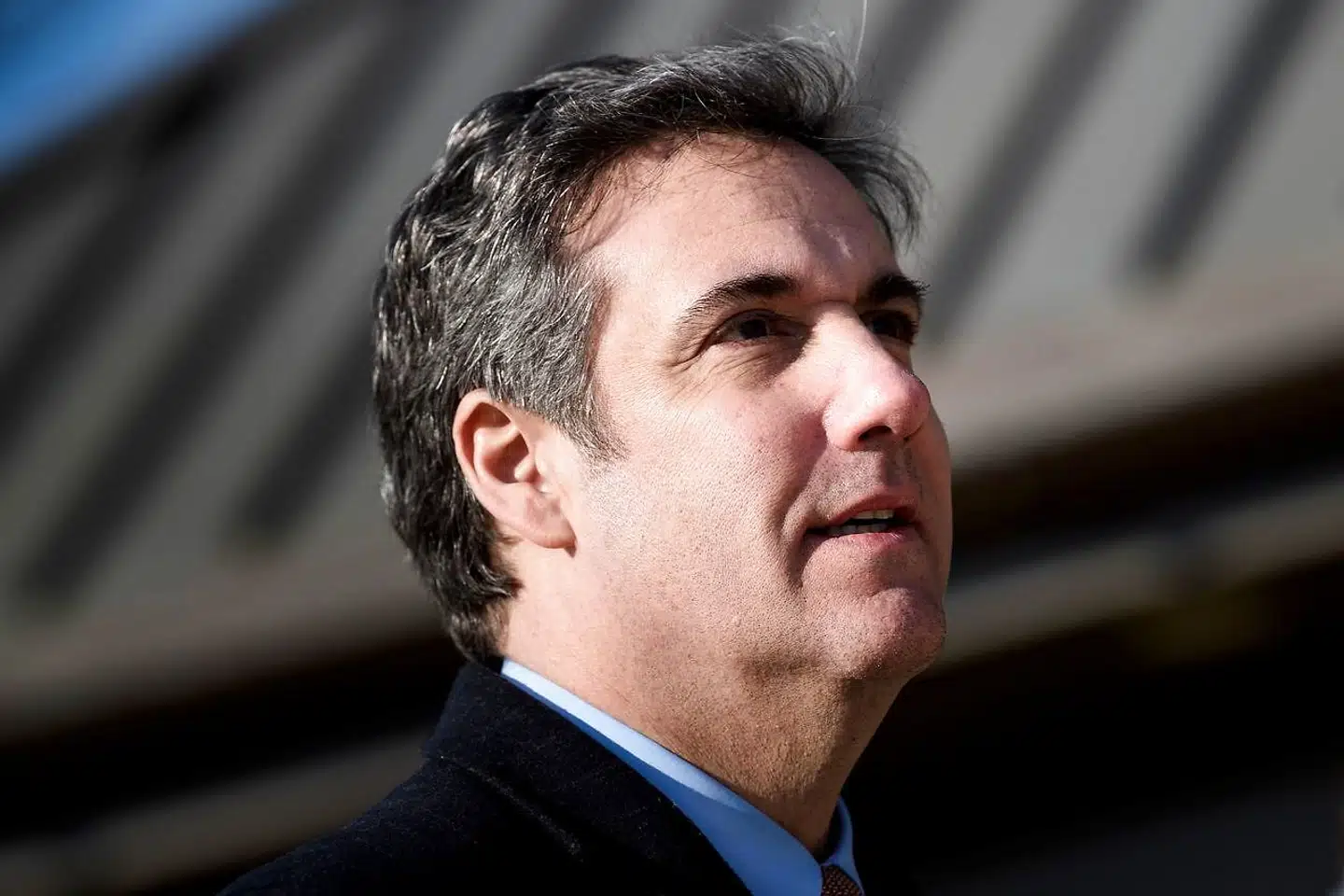 Michael Cohen har i årevis arbejdet som Donald Trumps advokat og været en af præsidentens mest fortrolige. Det ændrede sig, da Cohen i 2018 vendte sig mod præsidenten og erklærede sig skyldig i at have begået ulovligheder – og det på Donald Trumps instruks. Nu slipper Cohen ud af fængslet før tid.