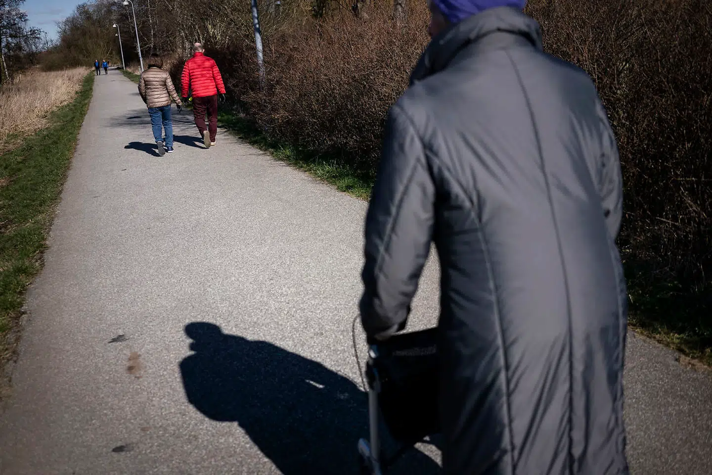 »Man får meget motion ved at bevæge sig til og fra arbejde, gå til møder, gå til frokost, hente og bringe børn osv.Nu sidder vi derhjemme i stedet, motionerer måske efter et motionsprogram på TV, bliver lidt tudevorne (det er jo ikke sjovt det her), og tager en ekstra småkage til kaffen,« skriver Caroline Kofahl.