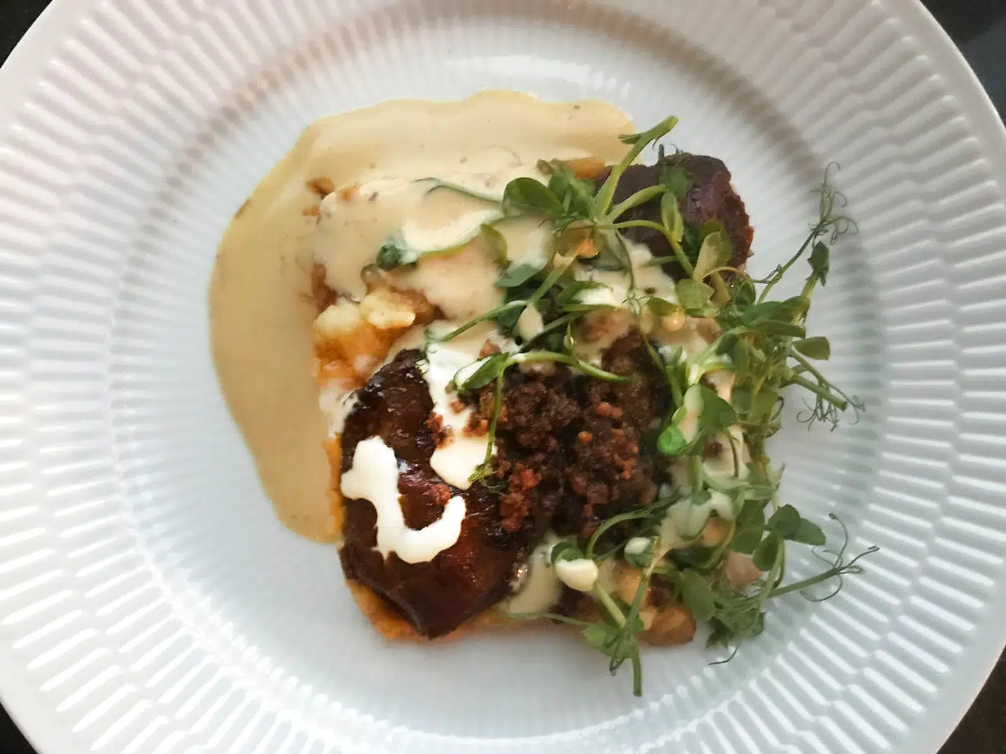 Grisekæber med cremet tilbehør.