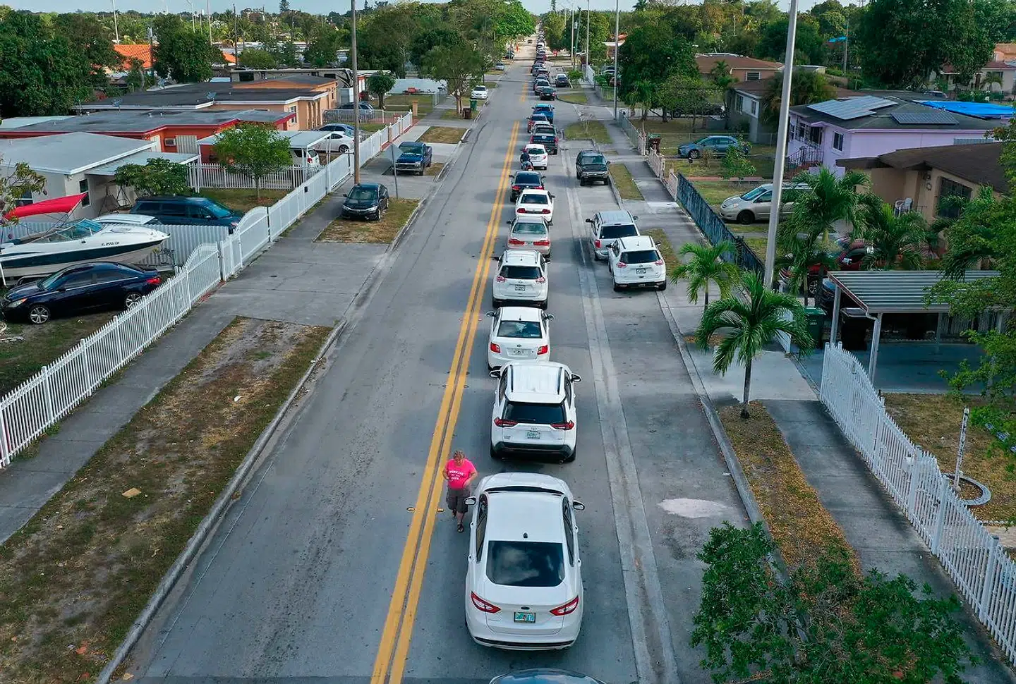 Bilister holder i kø i Hialeah, Florida, for at komme hen til det lokale arbejdsløshedskontor for at ansøge om understøttelse. Nu distribueres der arbejdsløshedsformularer til beboerne, da folk har problemer med at komme ind på statens hjemmeside for arbejdsløse midt under pandemien, der er ved at få hele arbejdsløshedsystemet til at bryde sammen, fordi millioner pludselig søger om understøttelse på samme tid.