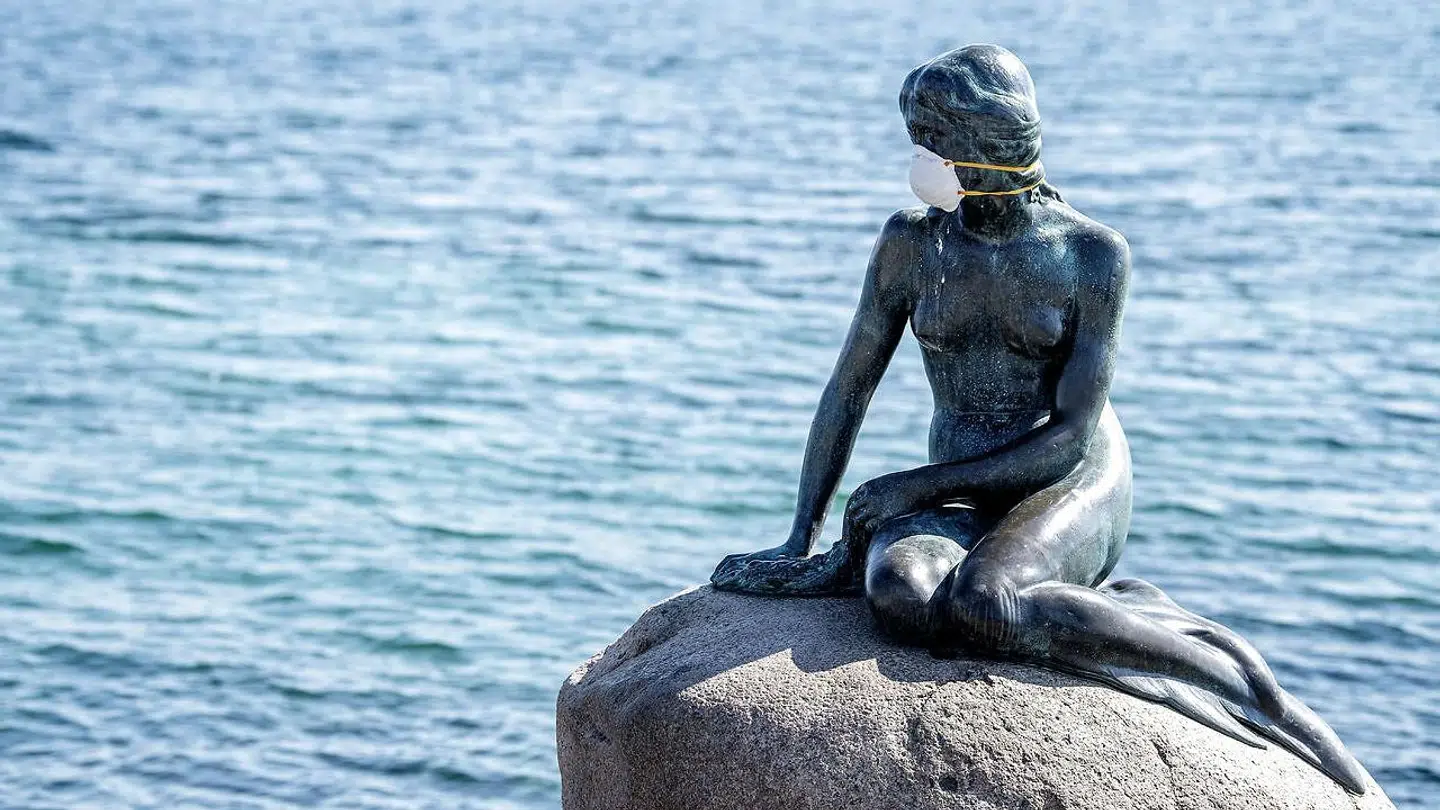 Forskere på Aarhus Universitet har på baggrund af en spørgeskemaundersøgelse af blandt andre 4.000 danskere påvist et sammenfald mellem smittefrygt og tilbøjelighed til at stemme på »socialt konservative« partier som Dansk Folkeparti. En betænksom person har her doneret sit mundbind til Den Lille Havfrue på Langelinie i København.