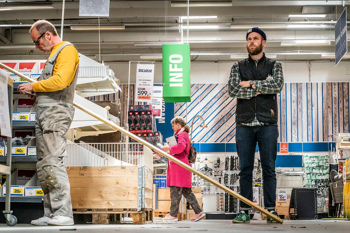 Danske gør det selv-folk har svært ved at sidde stille under coronakrisen og har tilsyneladende valgt at bruge tiden på at gøre hus og sommerhus i stand. Her venter kunder med passende afstand i Silvan i Gladsaxe.