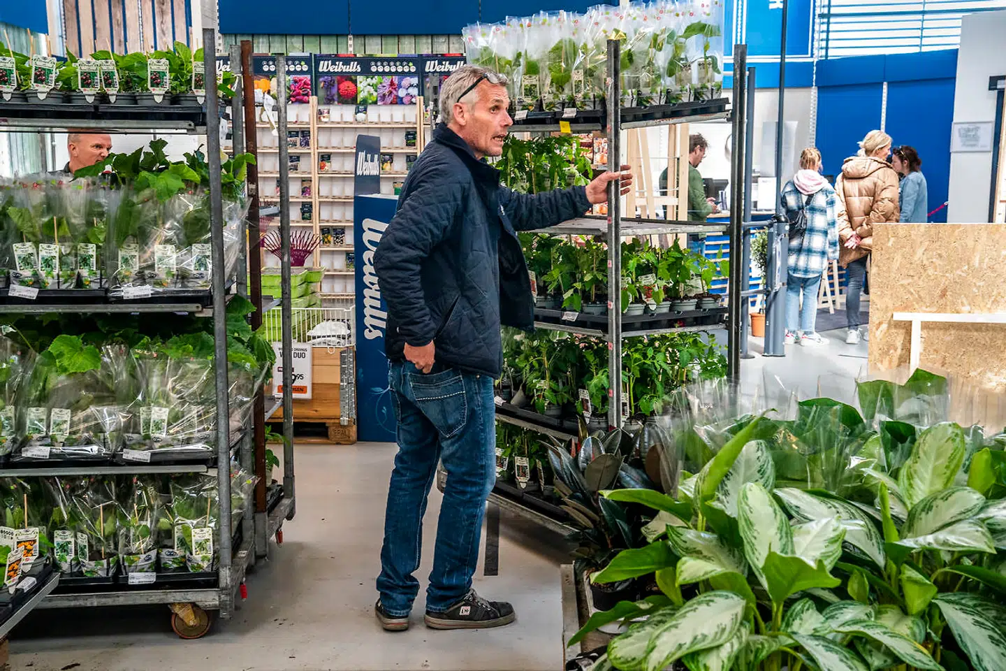 Det gode vejr har fået efterspørgslen efter produkter til haven til at stige, og dermed er alt næsten, som det plejer i byggemarkederne om foråret – her i Silvan i Gladsaxe.