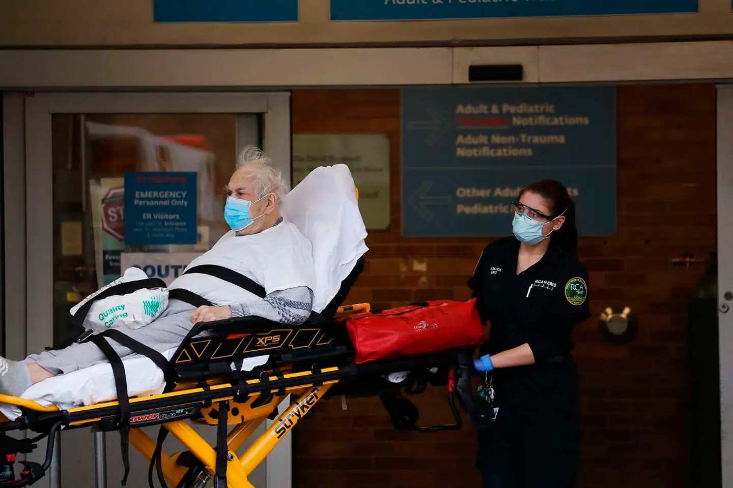 I New York er der så mange coronapatienter, der lider af nyresvigt, at sundhedsmyndighederne nu har bedt om hjælp til dialysebehandling fra andre stater. Hvorfor patienter tilsyneladende får nyreskader af en luftvejsinfektion, er der endnu ikke klarhed over.