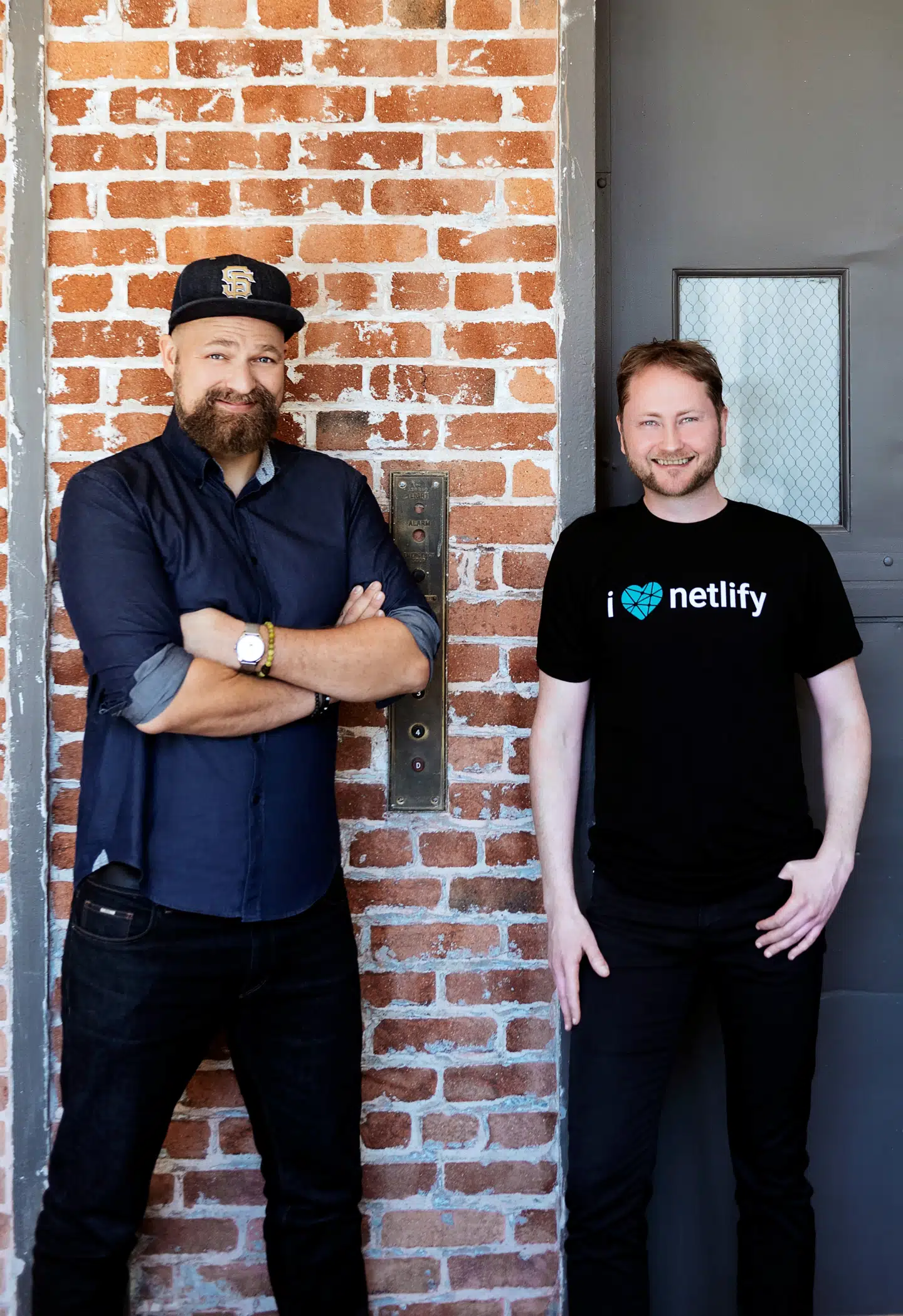 Christian Bach og Mathias Biilmann er gymnasievenner og stiftere af Netlify, et IT-selskab, som ændrer måden, hvorpå internettets arkitektur er bygget. Netlify har skabt et udviklingssystem, som automatiserer, hvordan statiske websites bygges – et system, som er hurtigere, billigere og mere sikkert end den måde, man de seneste 20 år har programmeret websites på.